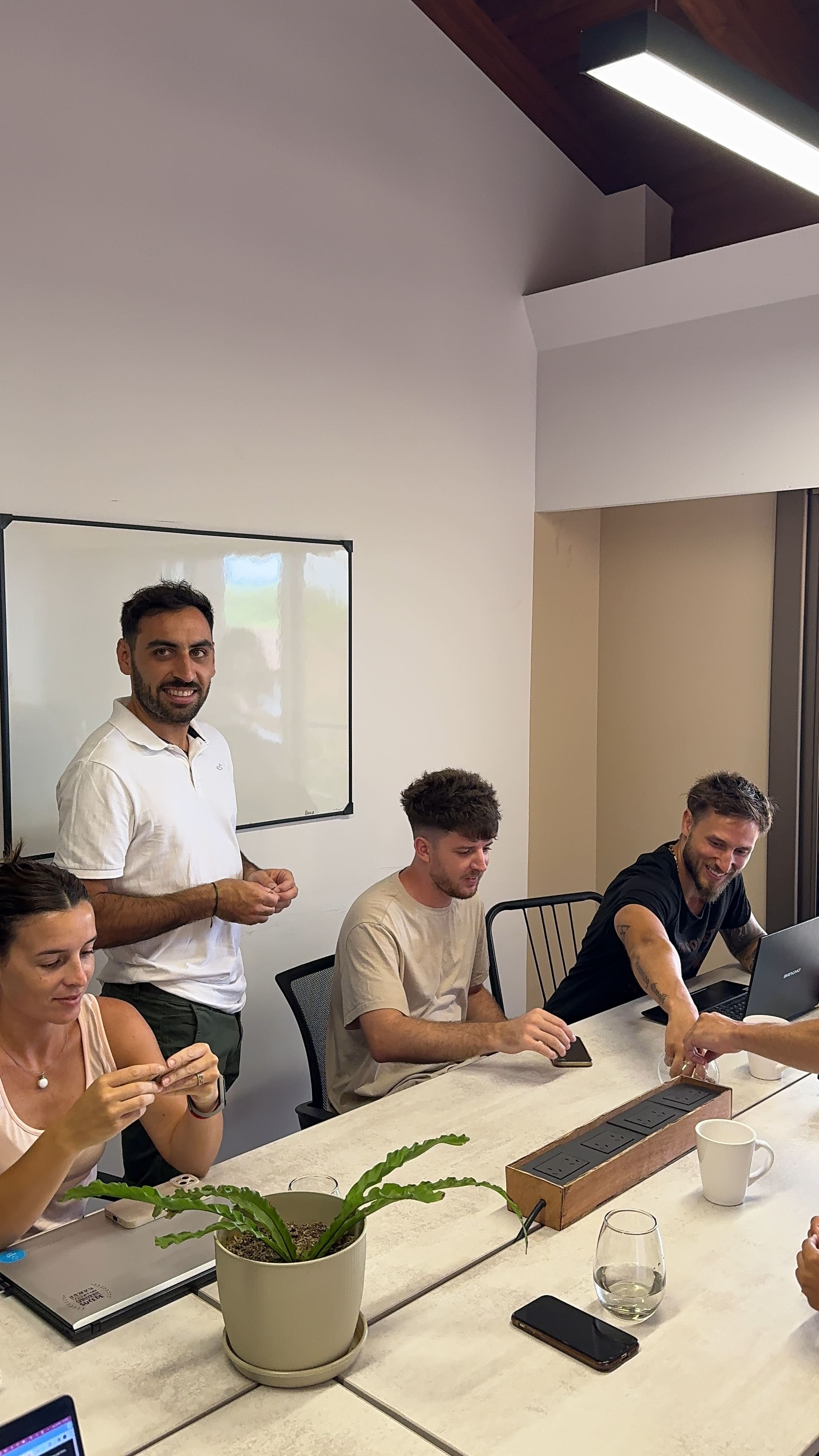 Equipo colaborando en reunión