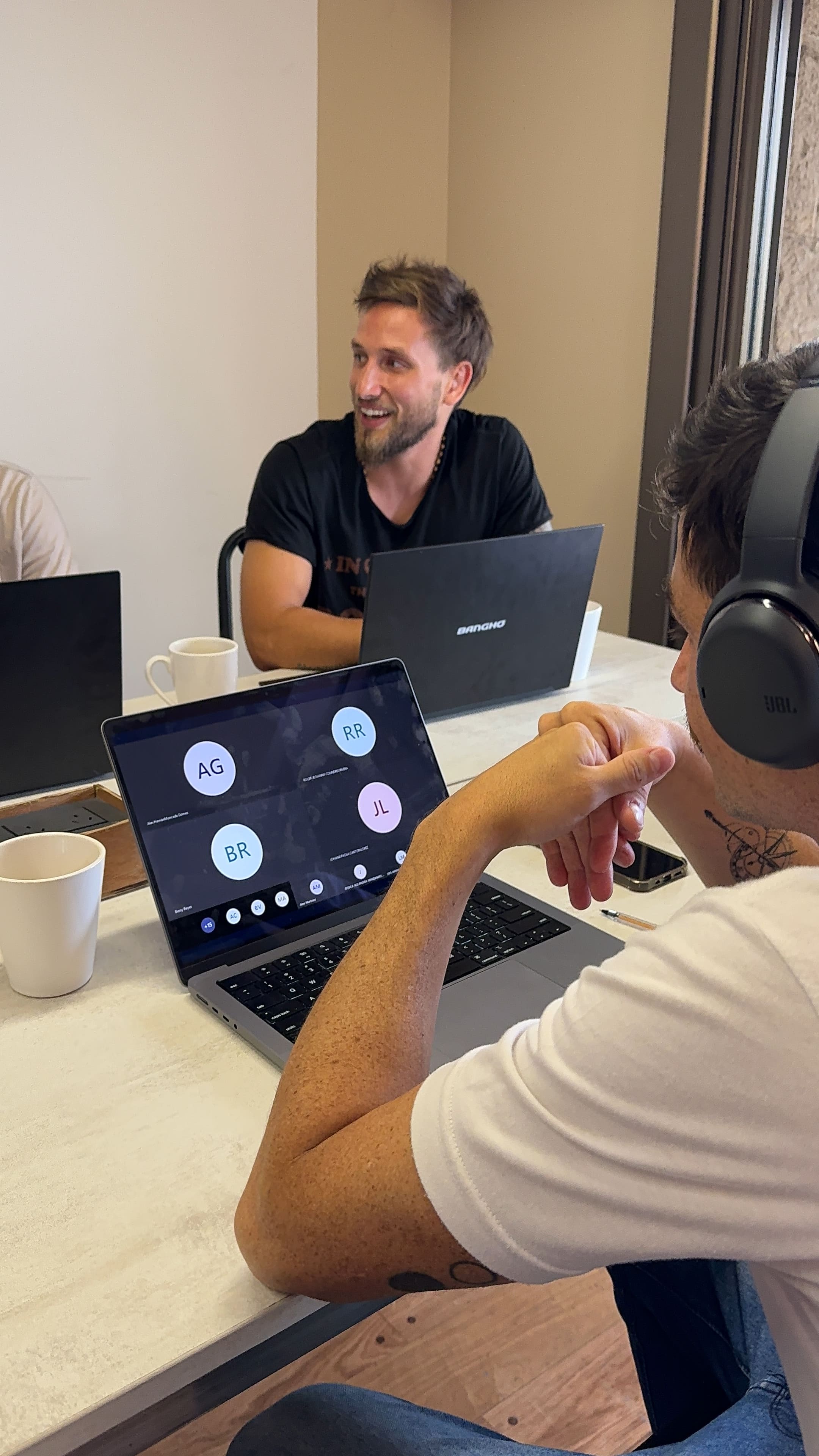 Reunión de equipo con tecnología