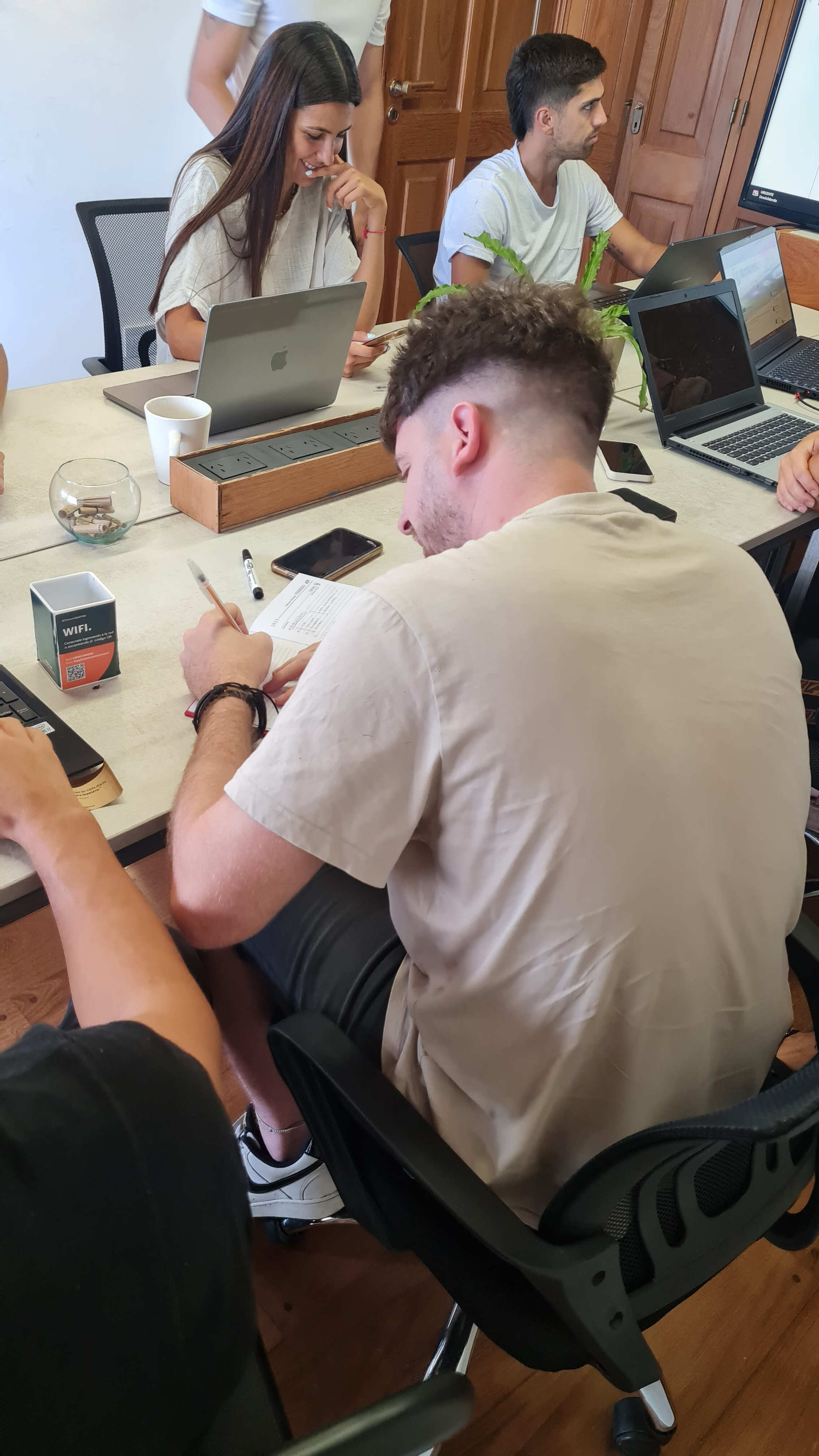 Equipo trabajando en oficina